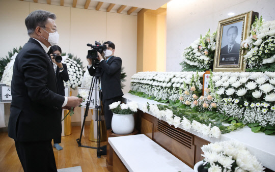 문재인 대통령이 21일 서울 서초구 서울성모병원 장례식장에 마련된 고 한승헌 전 감사원장 빈소를 찾아 조문하고 있다.  연합뉴스